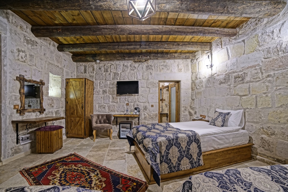 Risus Cave Suites 17/55