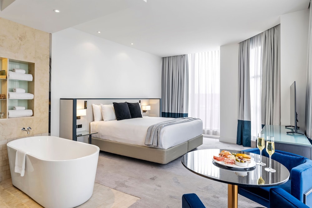 PEPPERS, PREMIUM, DELUXE, KING BED, CORNER