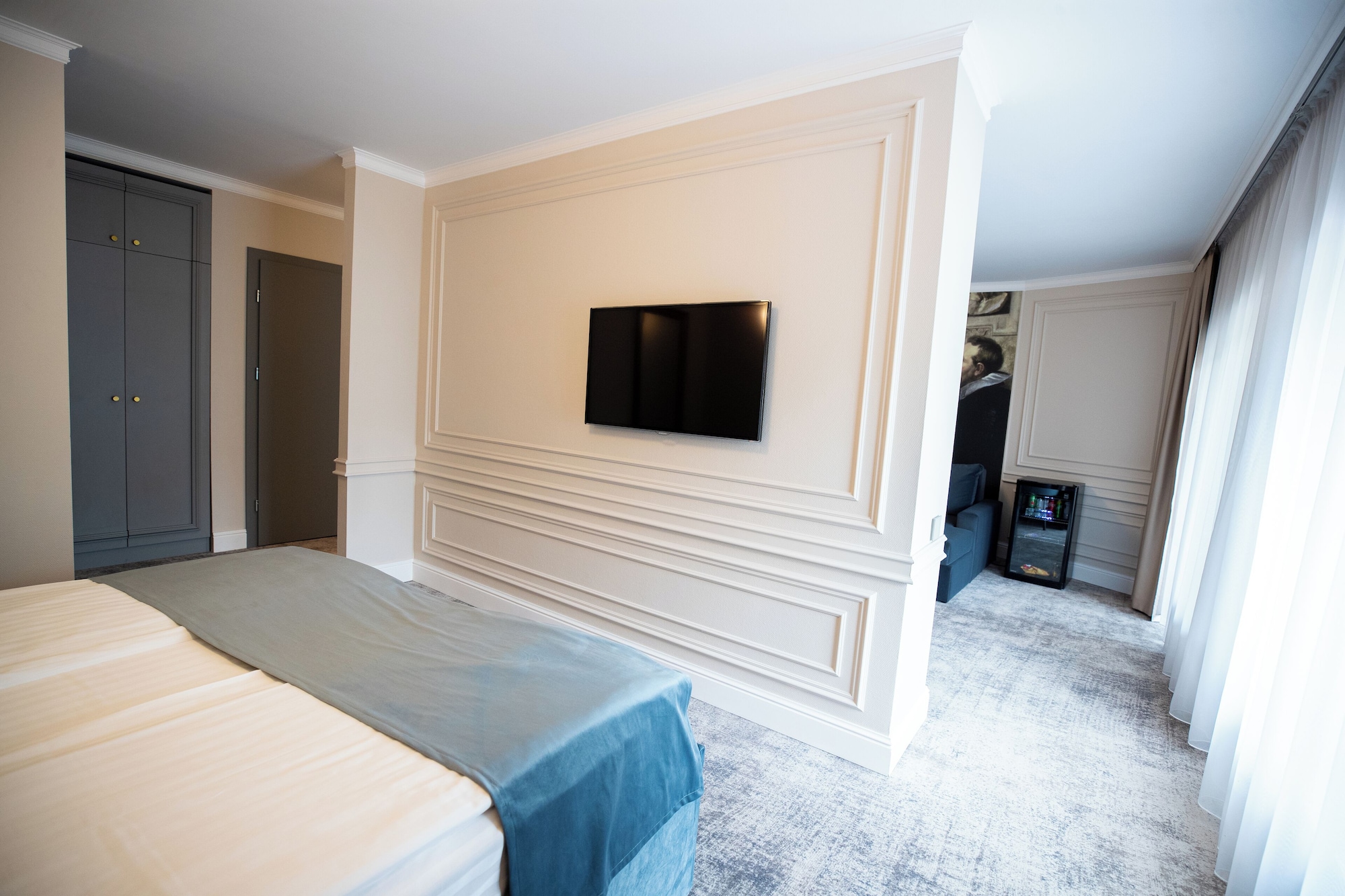 Premium, Suite, King Bed, Sofa, Hotel Meridian 2/3