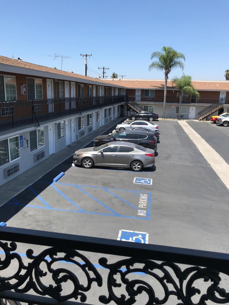 Castaway Motel 34/48
