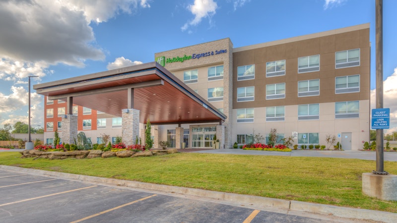 Holiday Inn Express Suites Tulsa Midtown 4/68