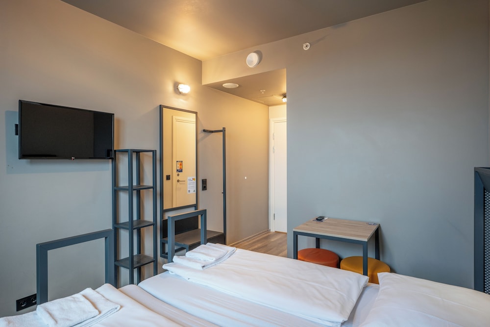 ROOM, SINGLE, TWIN BEDS