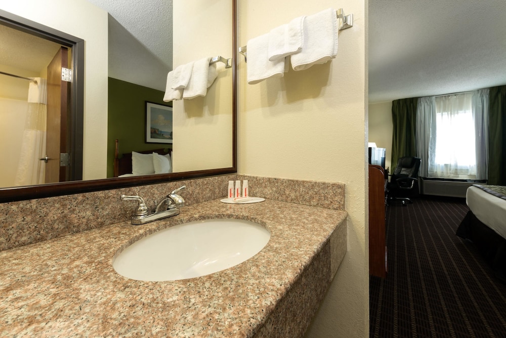 Baymont By Wyndham Louisville South I 65 28/33