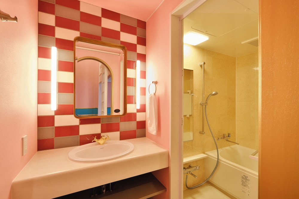 ROOM, QUADRUPLE