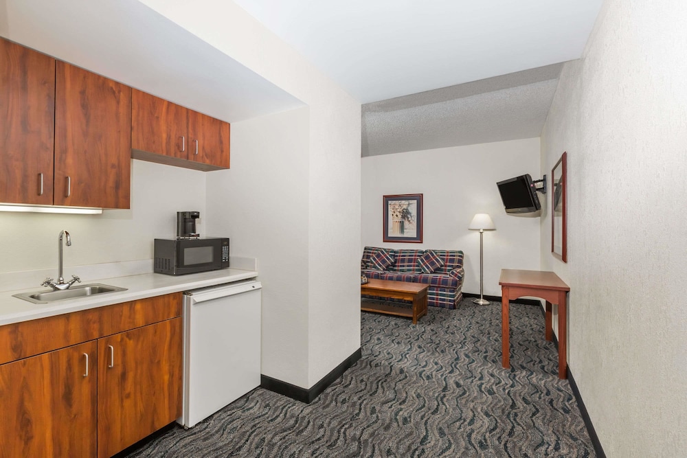 Baymont By Wyndham Des Moines Airport 7/56
