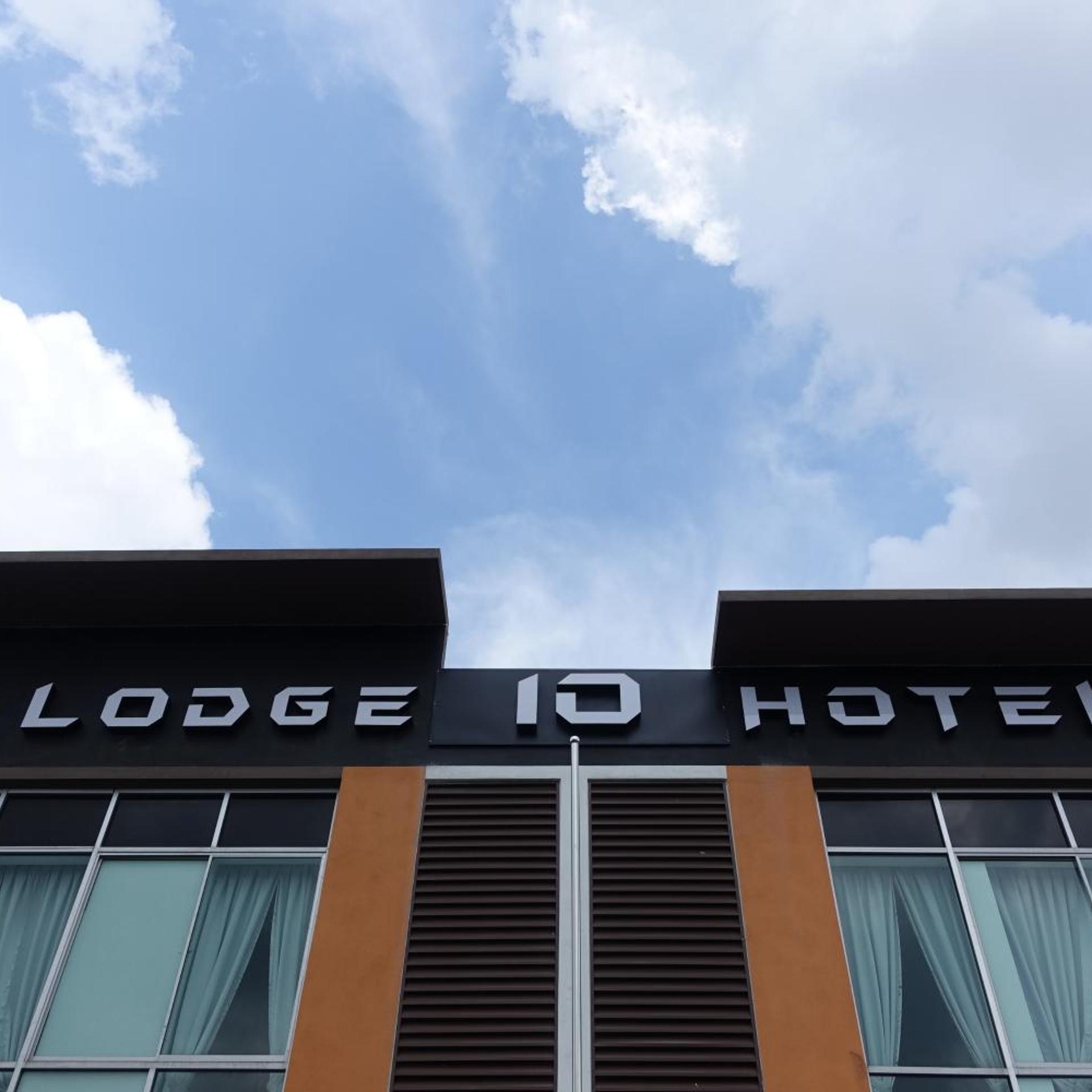 Lodge 10 Hotel 1/26