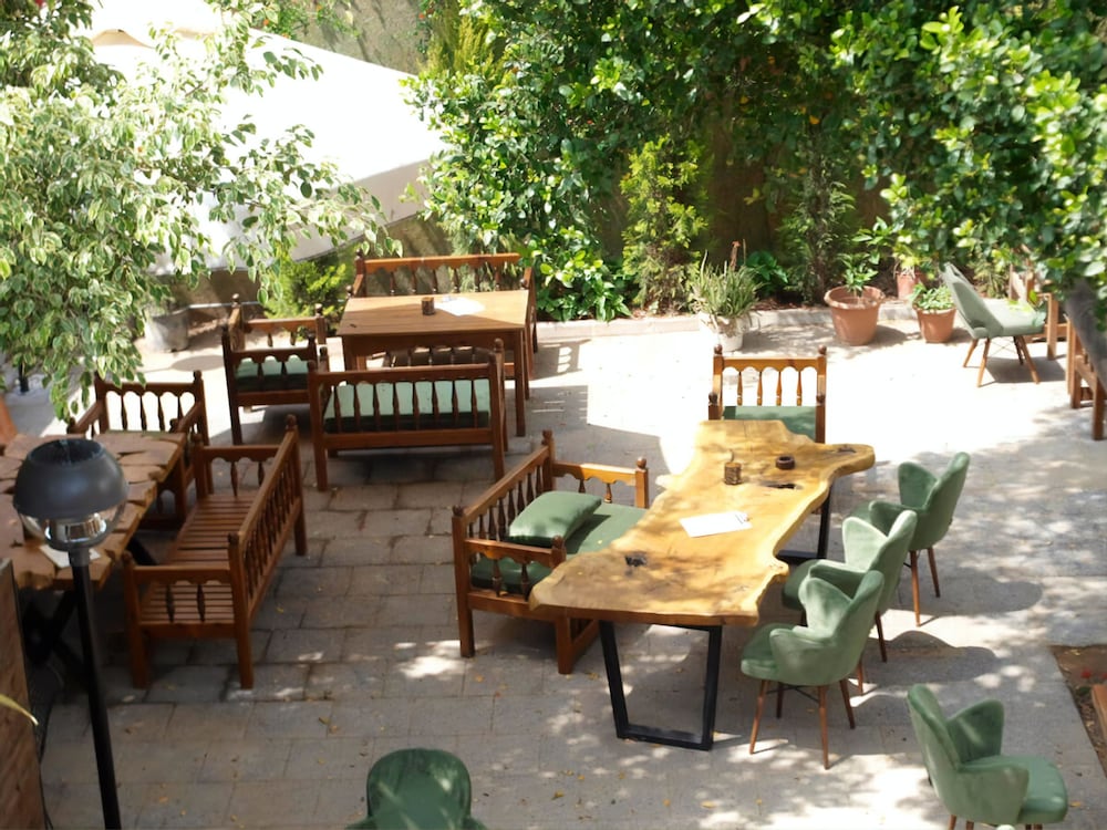 Avenue Hotel 35/46