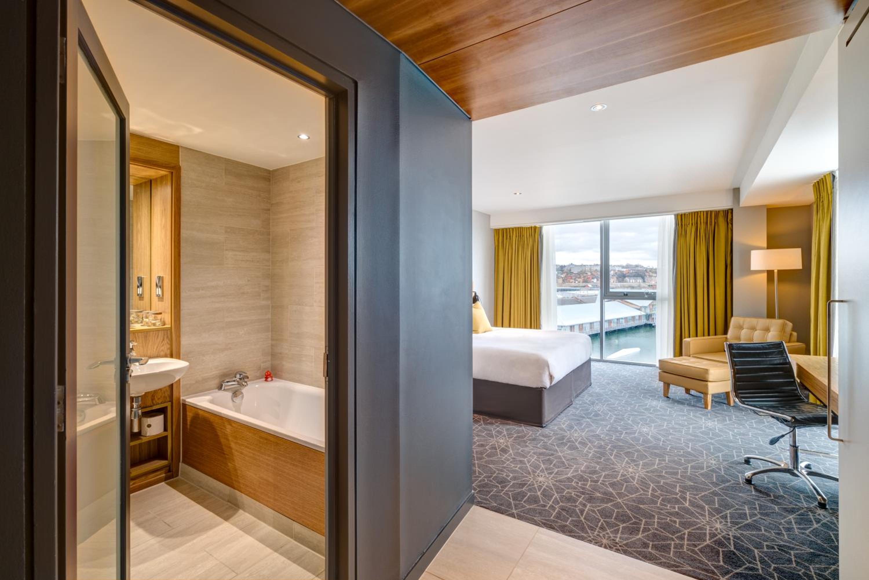 City, Queen Bed