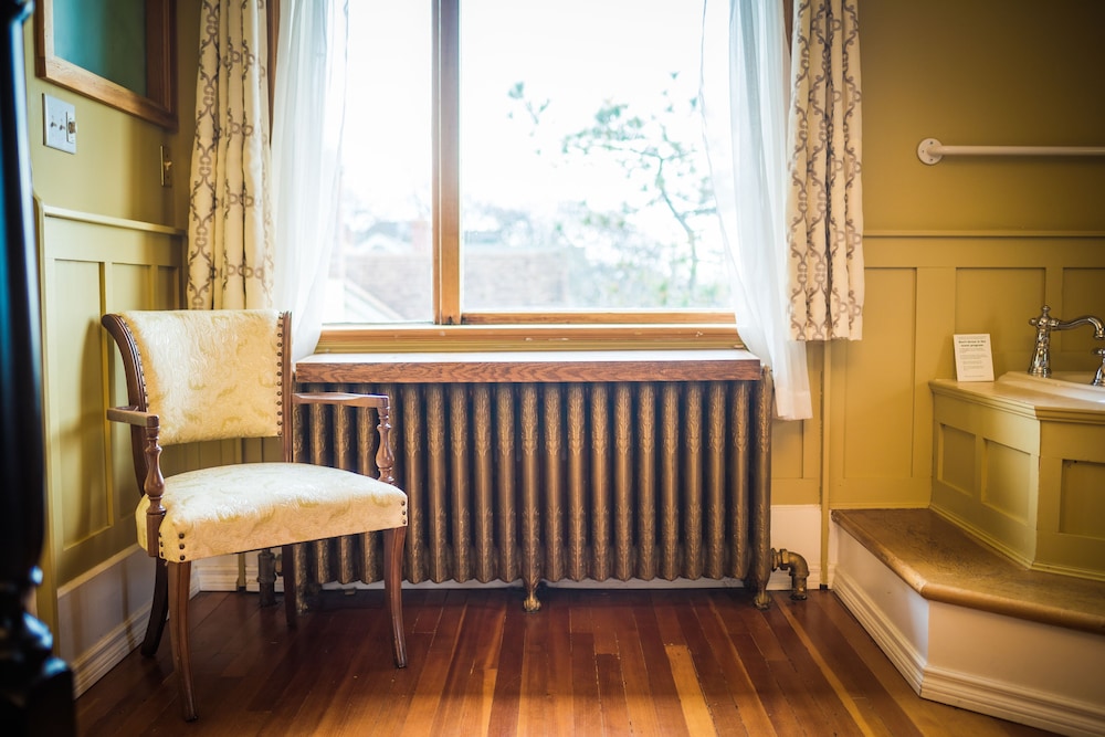 Dashwood Manor Seaside Bed & Breakfast 49/50
