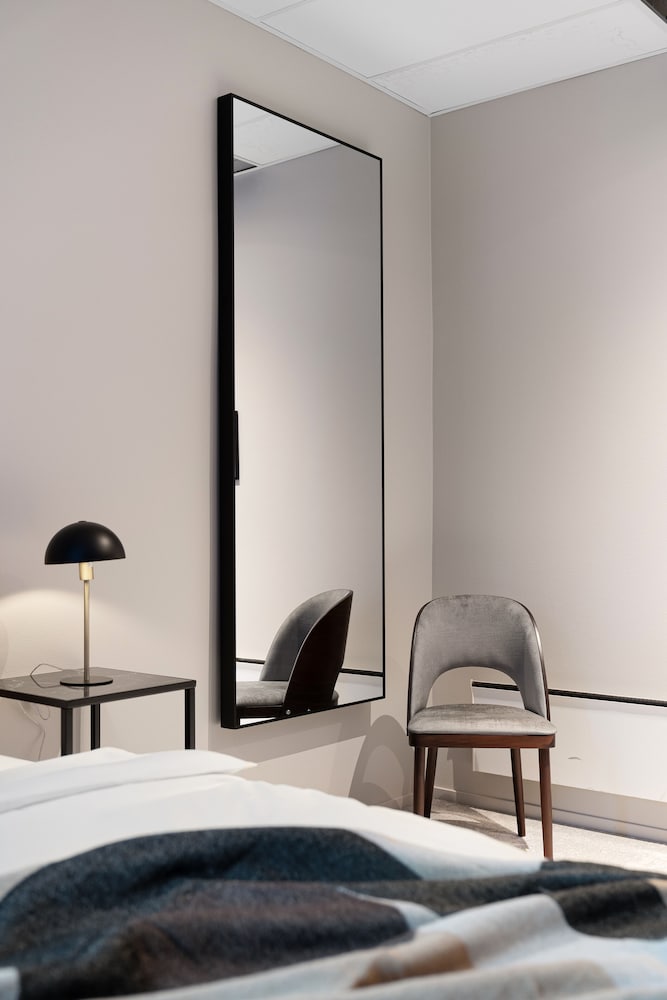 Enter St Elisabeth Suites 33/50