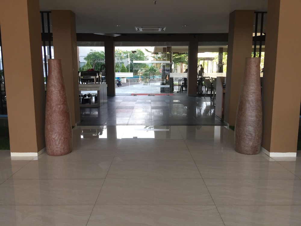 Front One Akshaya Hotel Karawang 16/61