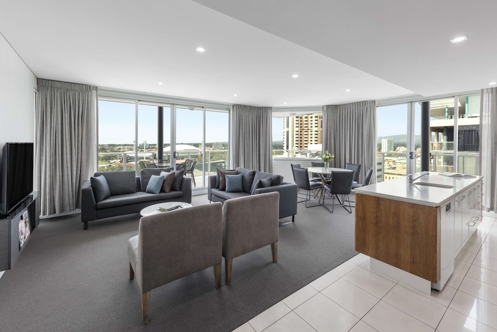 Oaks Embassy Adelaide Suites 43/64