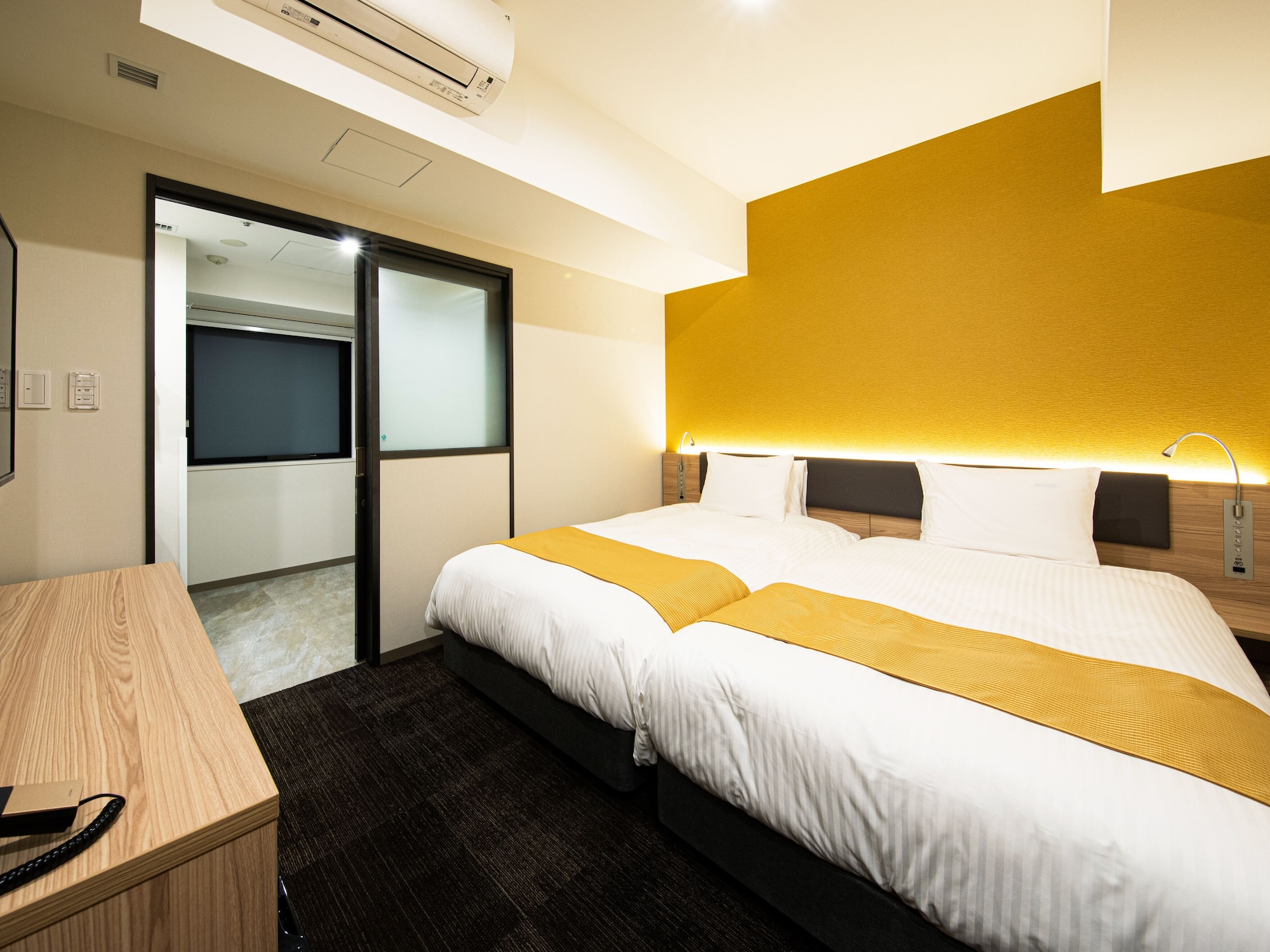 ROOM, TWIN BEDS