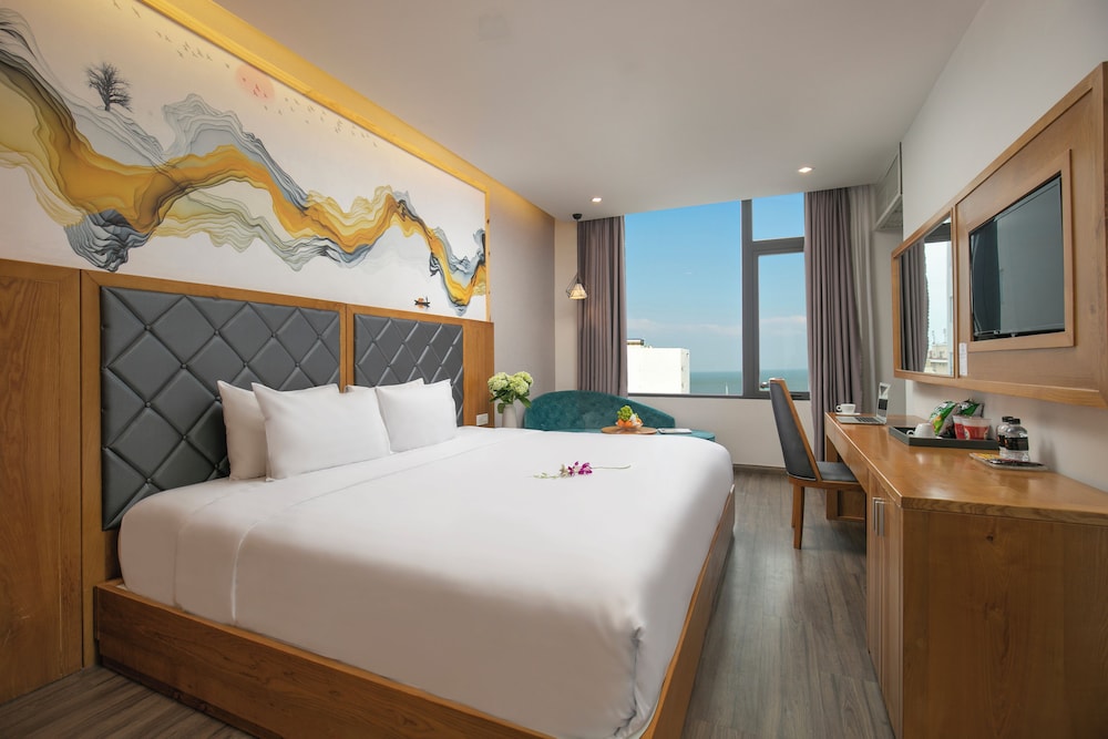 PREMIER, DOUBLE BED, CITY VIEW