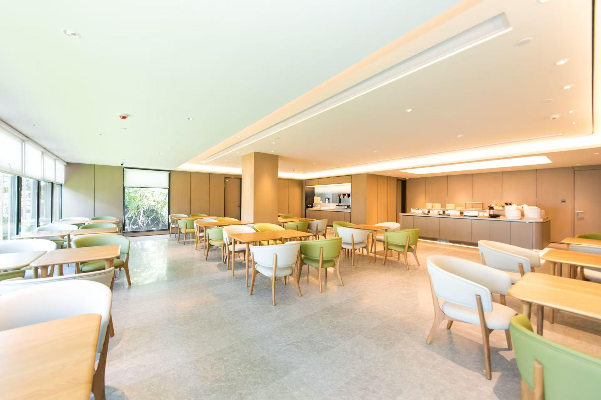 Four Seasons & Rally Hotel 41/47