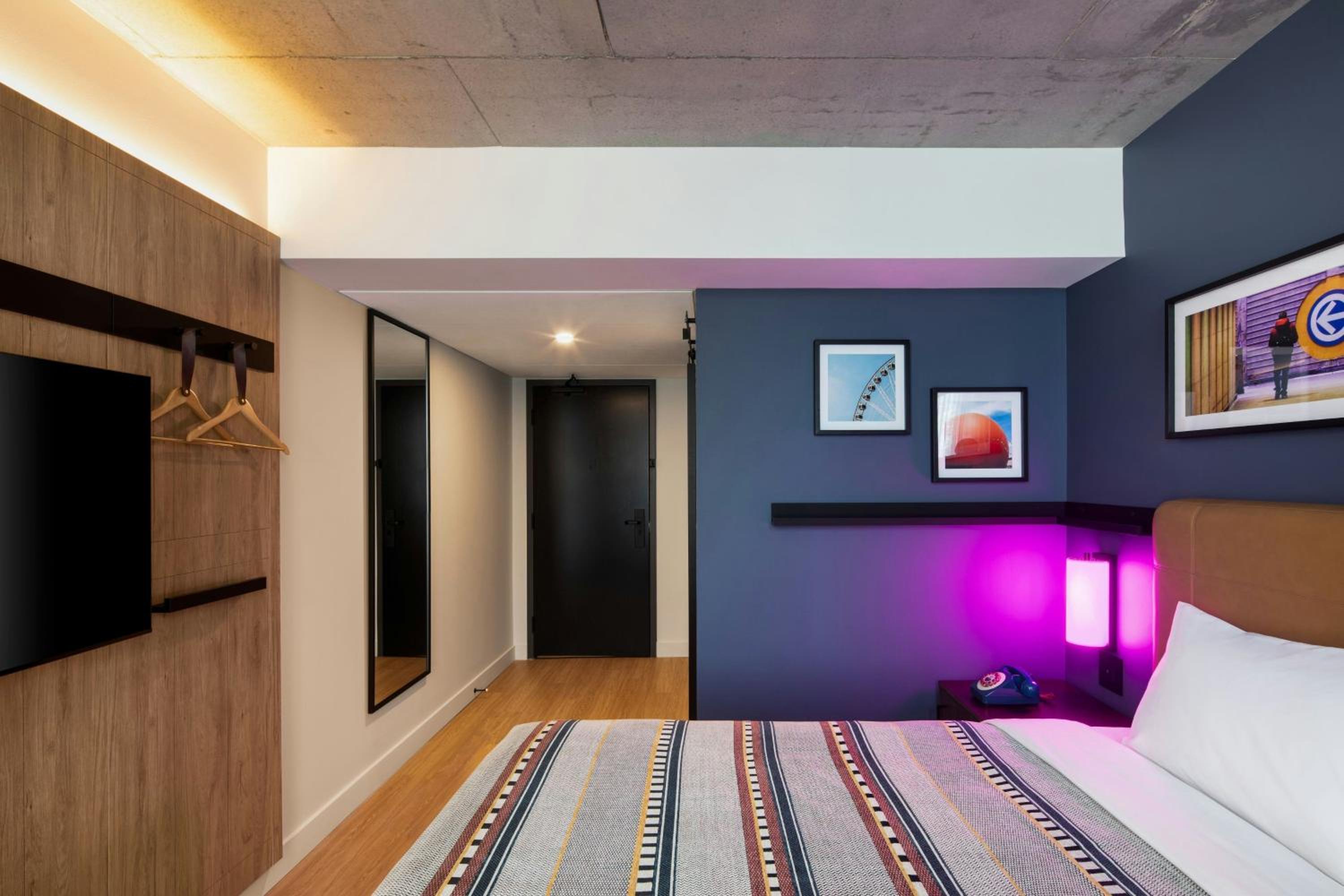 Moxy, Queen Bed