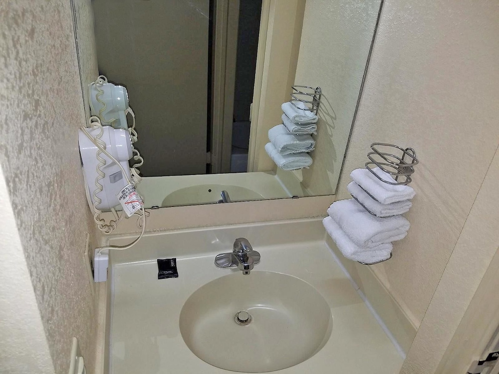 American Inn Evansville 15/22