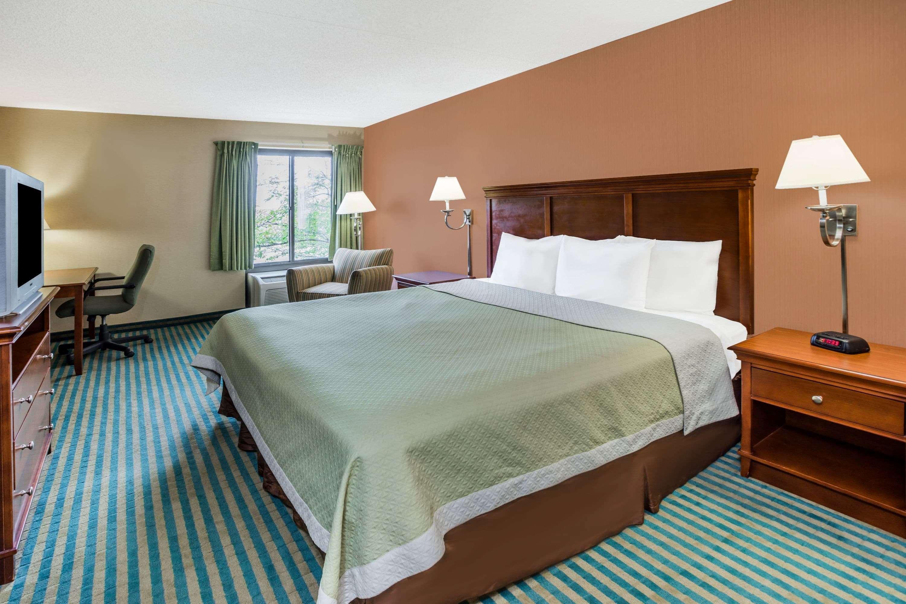 Room, King Bed, Smoking, Days Inn by Wyndham Westminster, MD 2/2