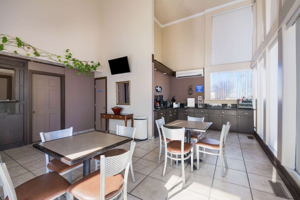 Econo Lodge Inn and Suites Oklahoma City 25/31