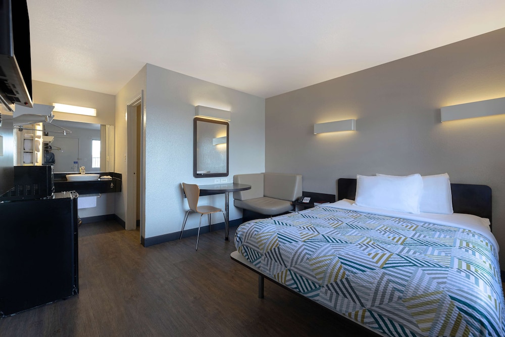 Motel6 San Antonio, TX - West SeaWorld 25/43