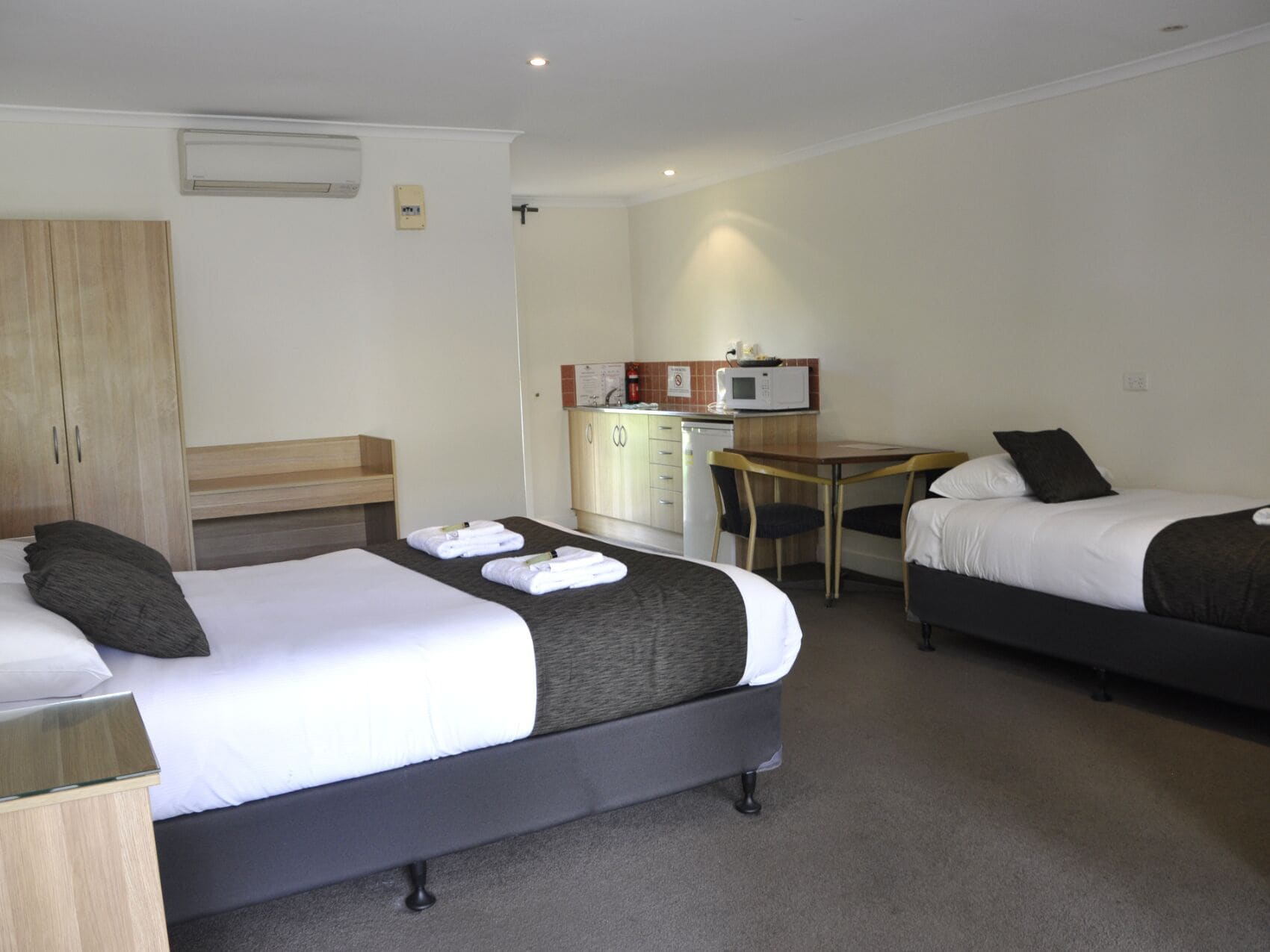 شاليه عائلي بسرير كوين وسريرين منفصلين بحوض جاكوزي، The Hahndorf Old Mill Motel 2/2