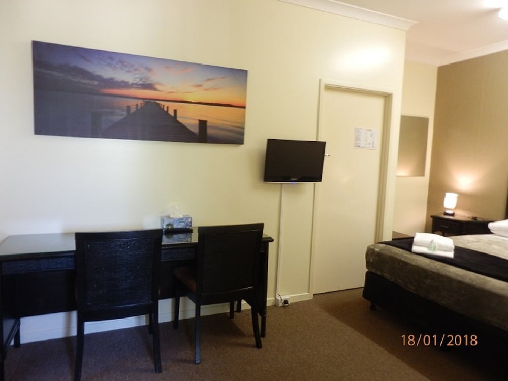 Flying Spur Motel 19/30