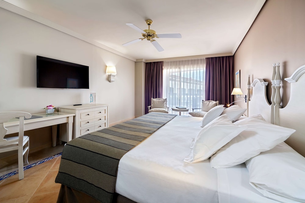Superior, Queen Bed, Golf Course View