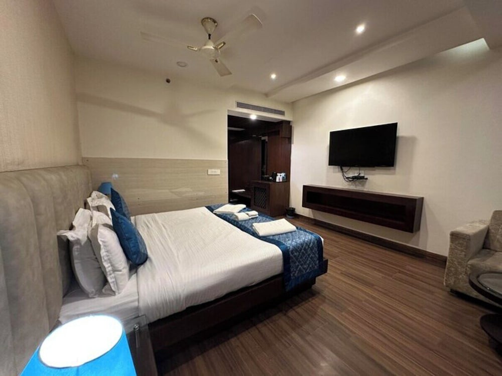 OYO Premium JHV Mall Cantonment 21/30