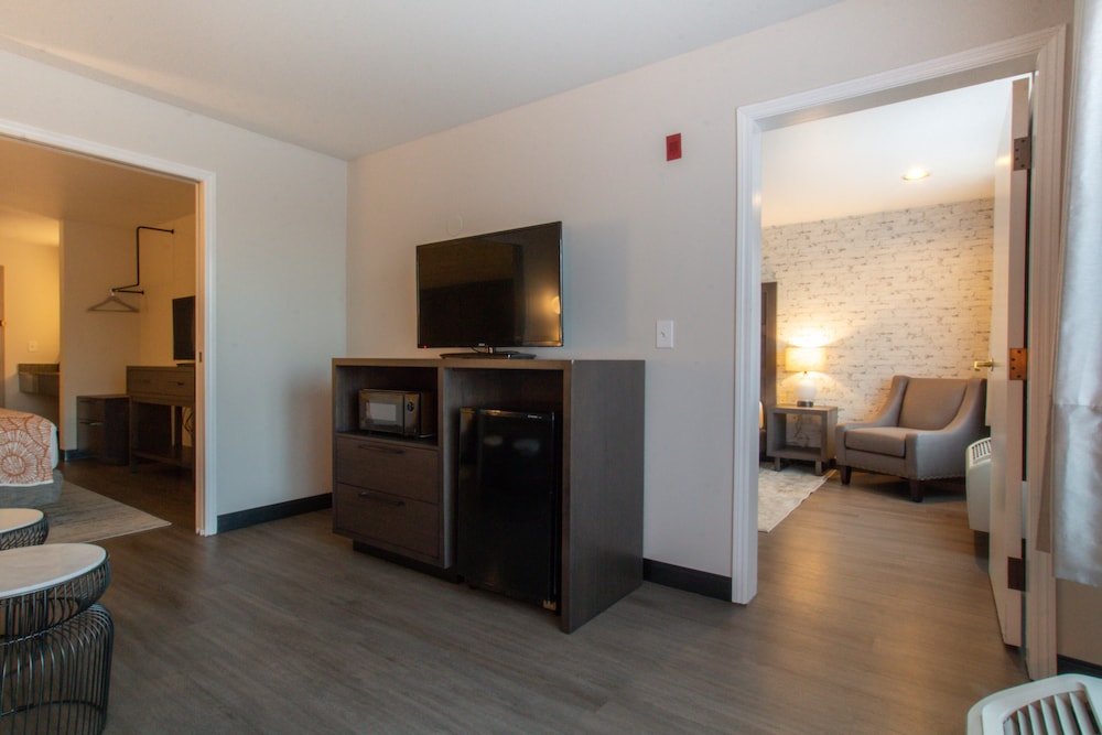 Oxford Suites Chico 11/56