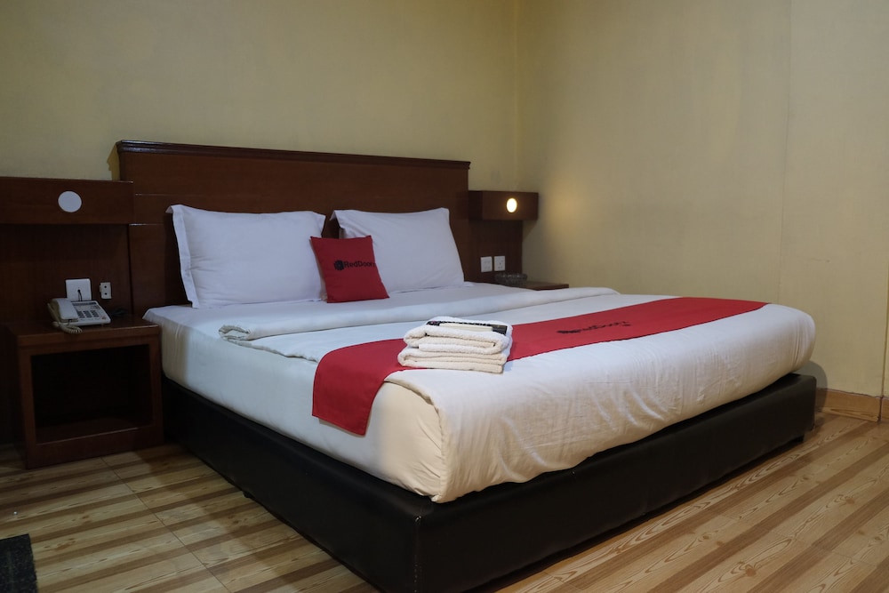 Reddoorz Plus Near Dc Mall Batam 13/39