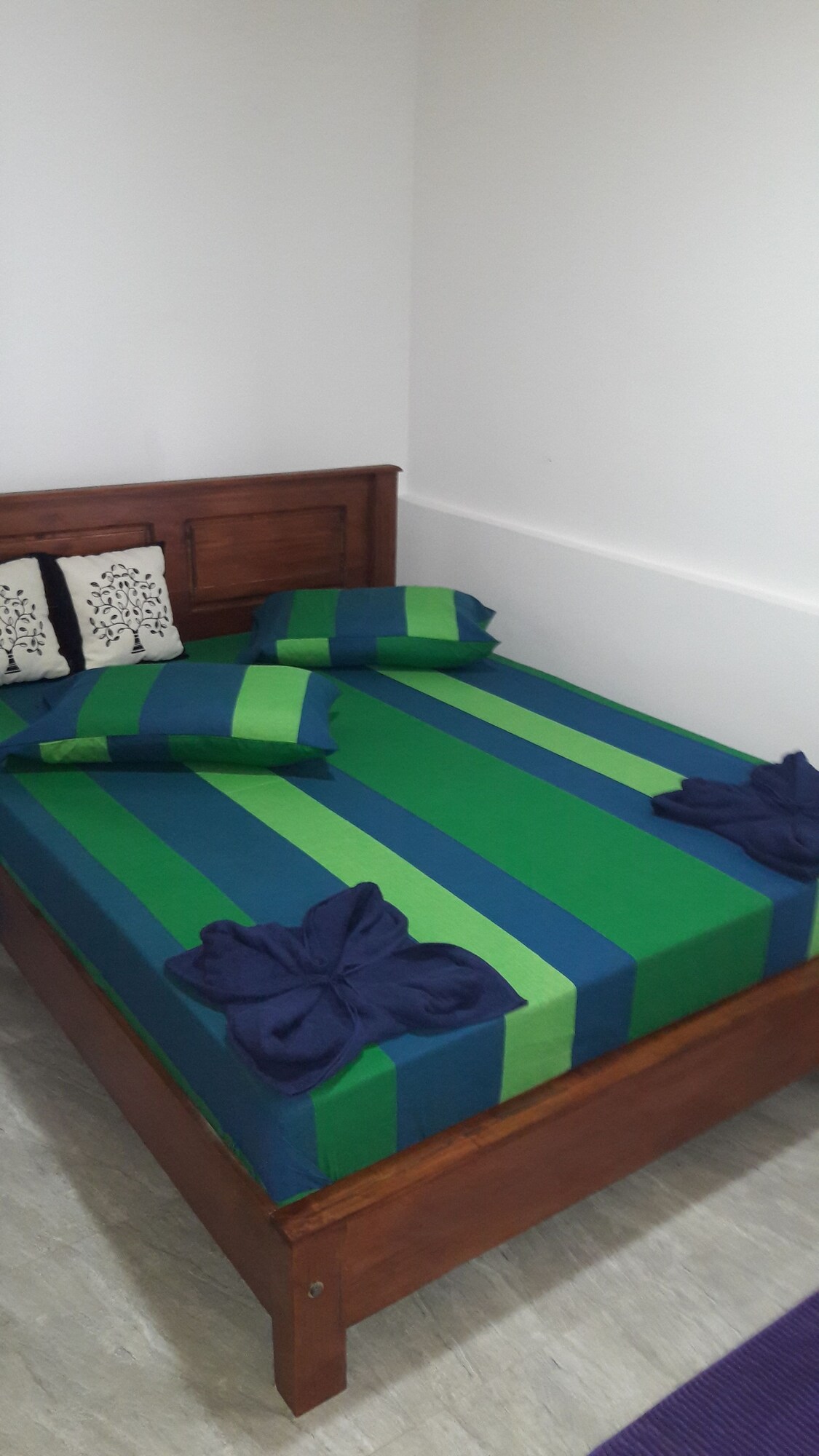 BASIC, QUEEN BED, PRIVATE BATHROOM, SMOKING
