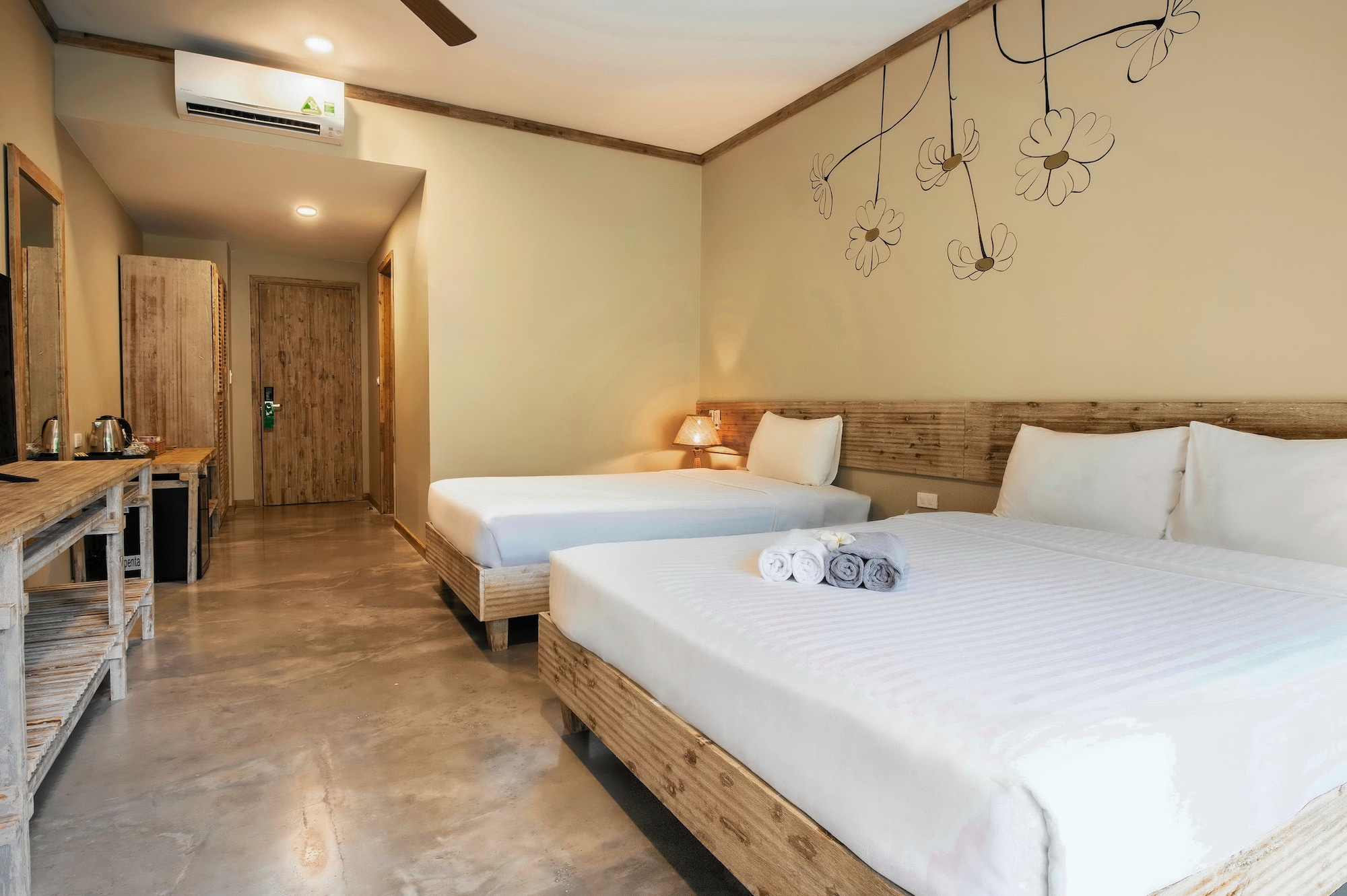 DELUXE, TWIN BEDS, GARDEN VIEW