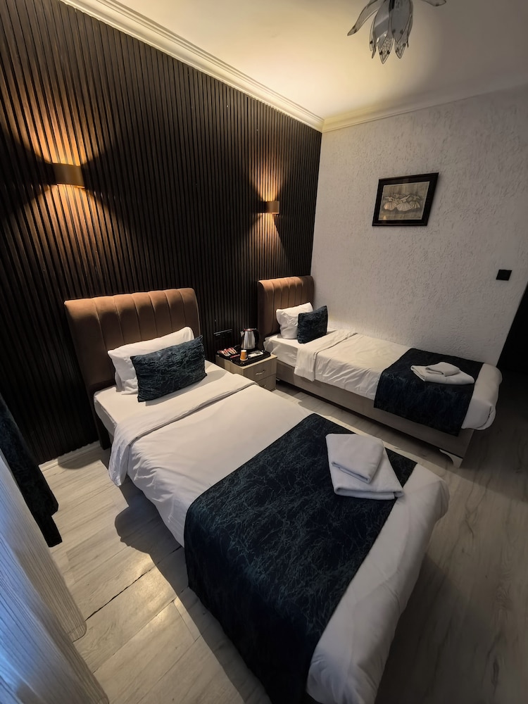 ROOM, TWIN BEDS