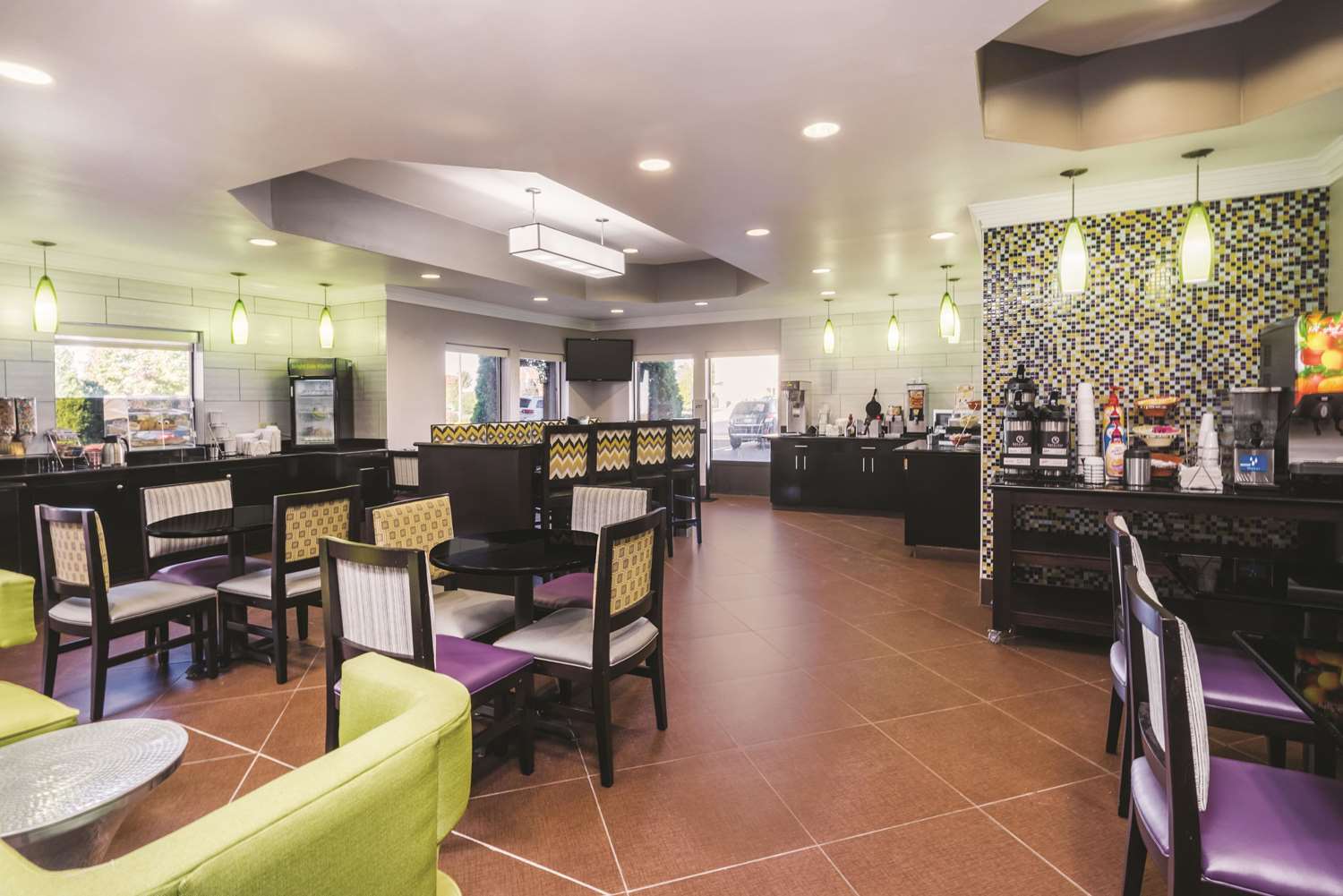 La Quinta Inn & Suites by Wyndham Louisville East 11/16