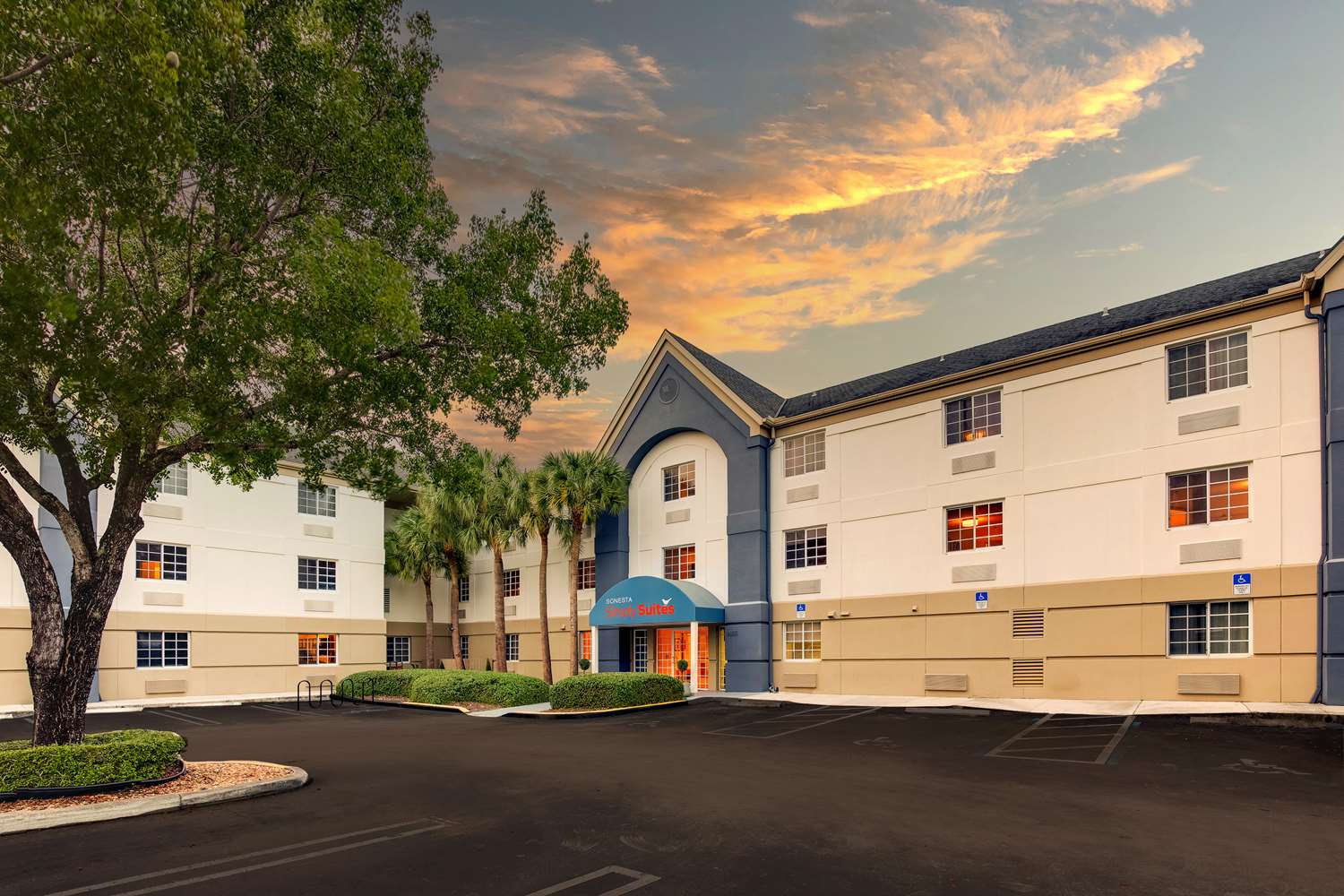 Sonesta Simply Suites Miami Airport Doral 15/16