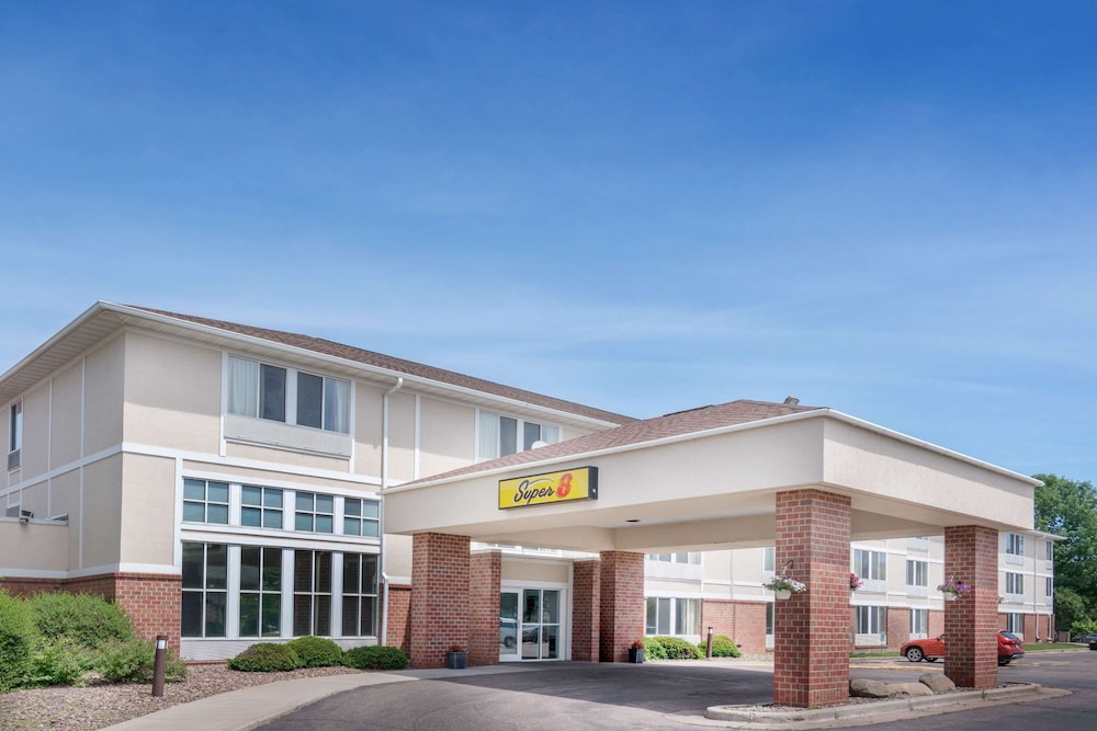 Super 8 By Wyndham Menomonie Wi 3/25