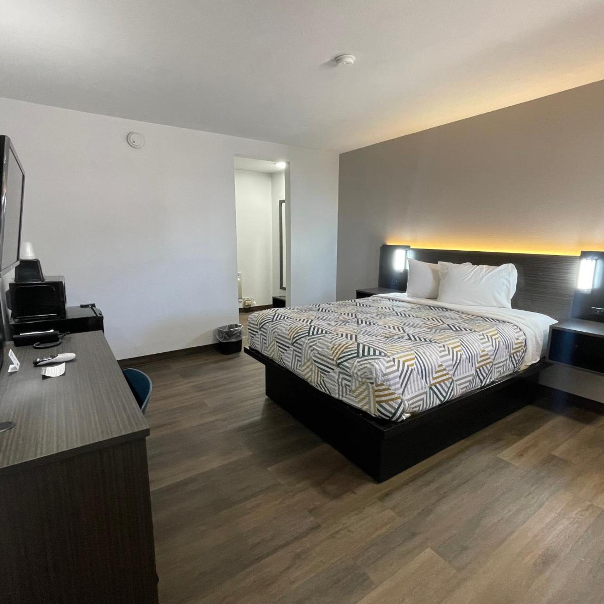 1 Queen Bed - Non-Smoking, Micfridge