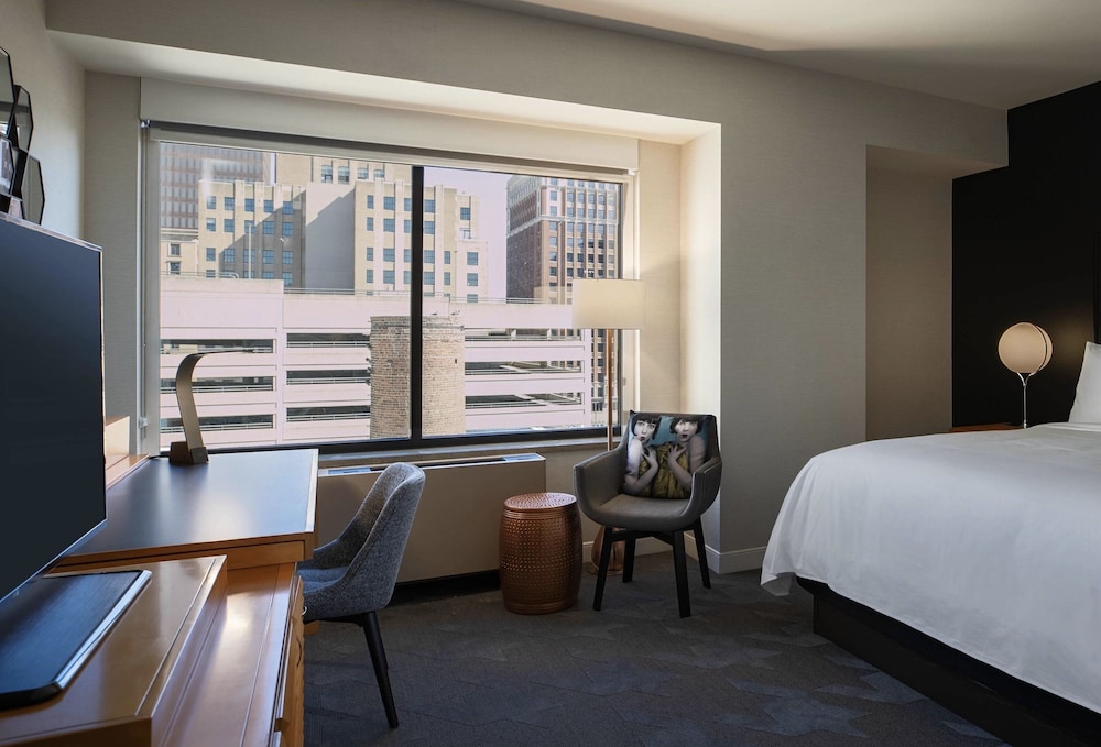 ROOM, KING BED