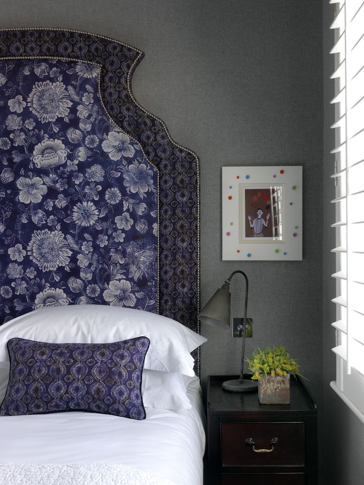 ROOM, SINGLE