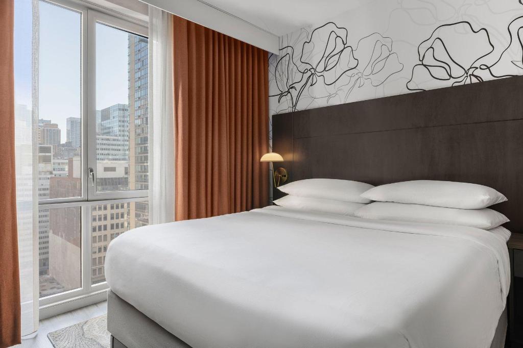 1 Bedroom, Executive, Suite, King Bed, Skyline View, High Floor