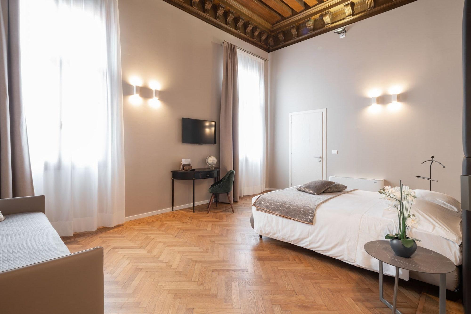 Junior Suite, Deluxe, Canal View