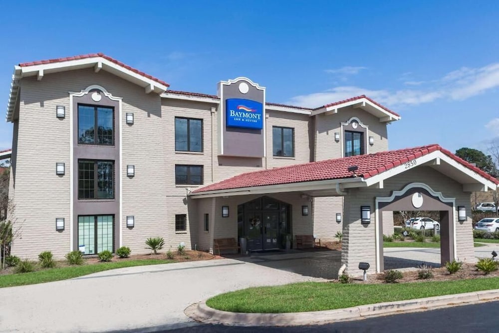 Casa Bella Inn & Suites 7/55