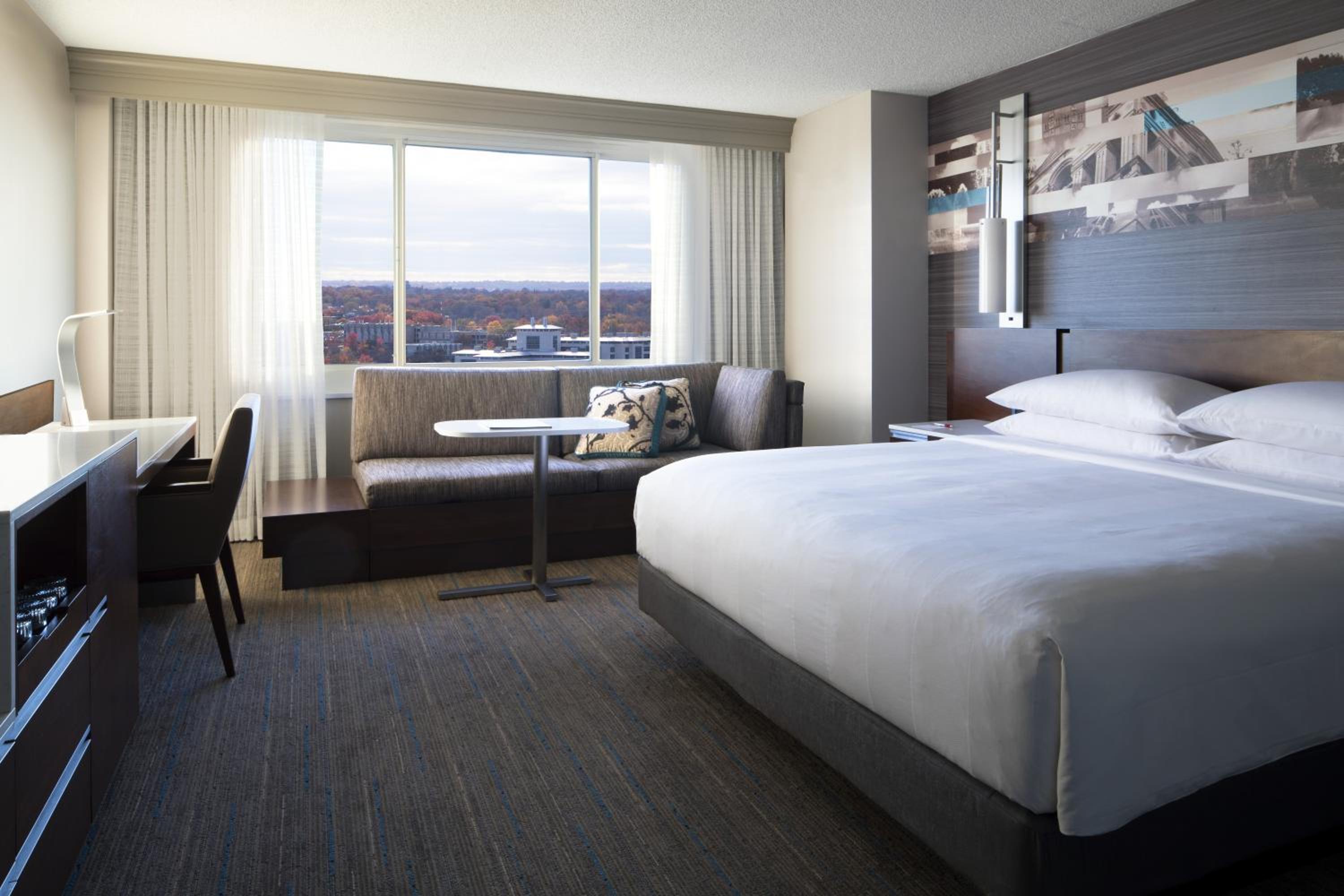 Room, King Bed, Sofa, High Floor, Concierge Level