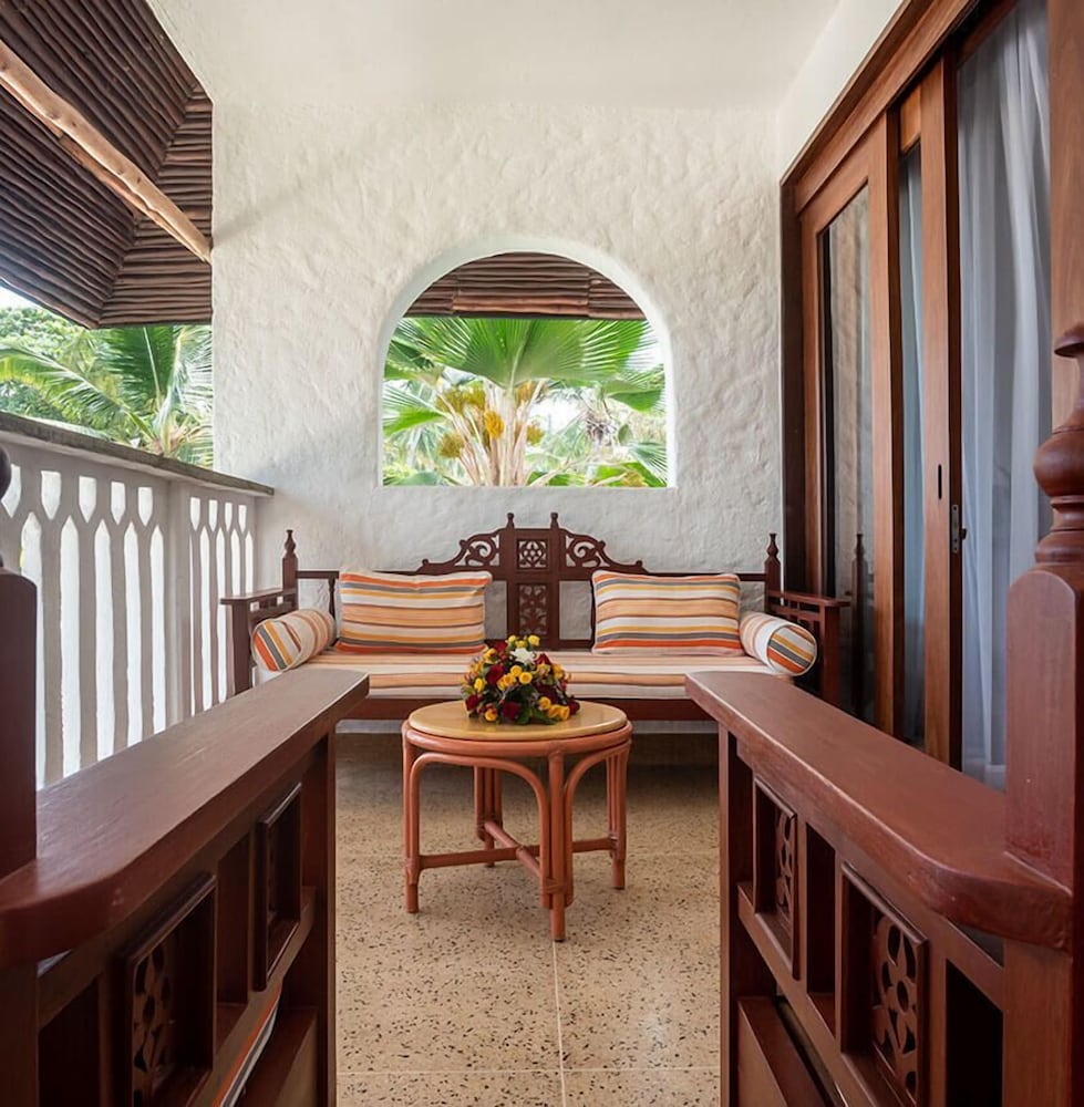 Travellers Beach Hotel and Club 31/50