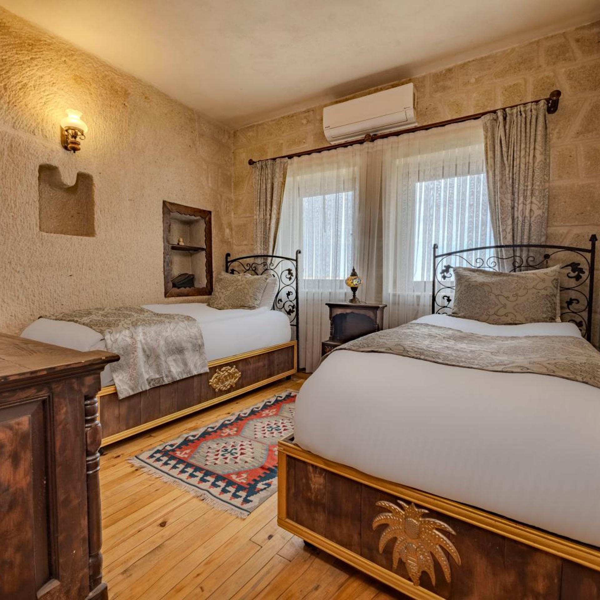 Deluxe, Twin Beds