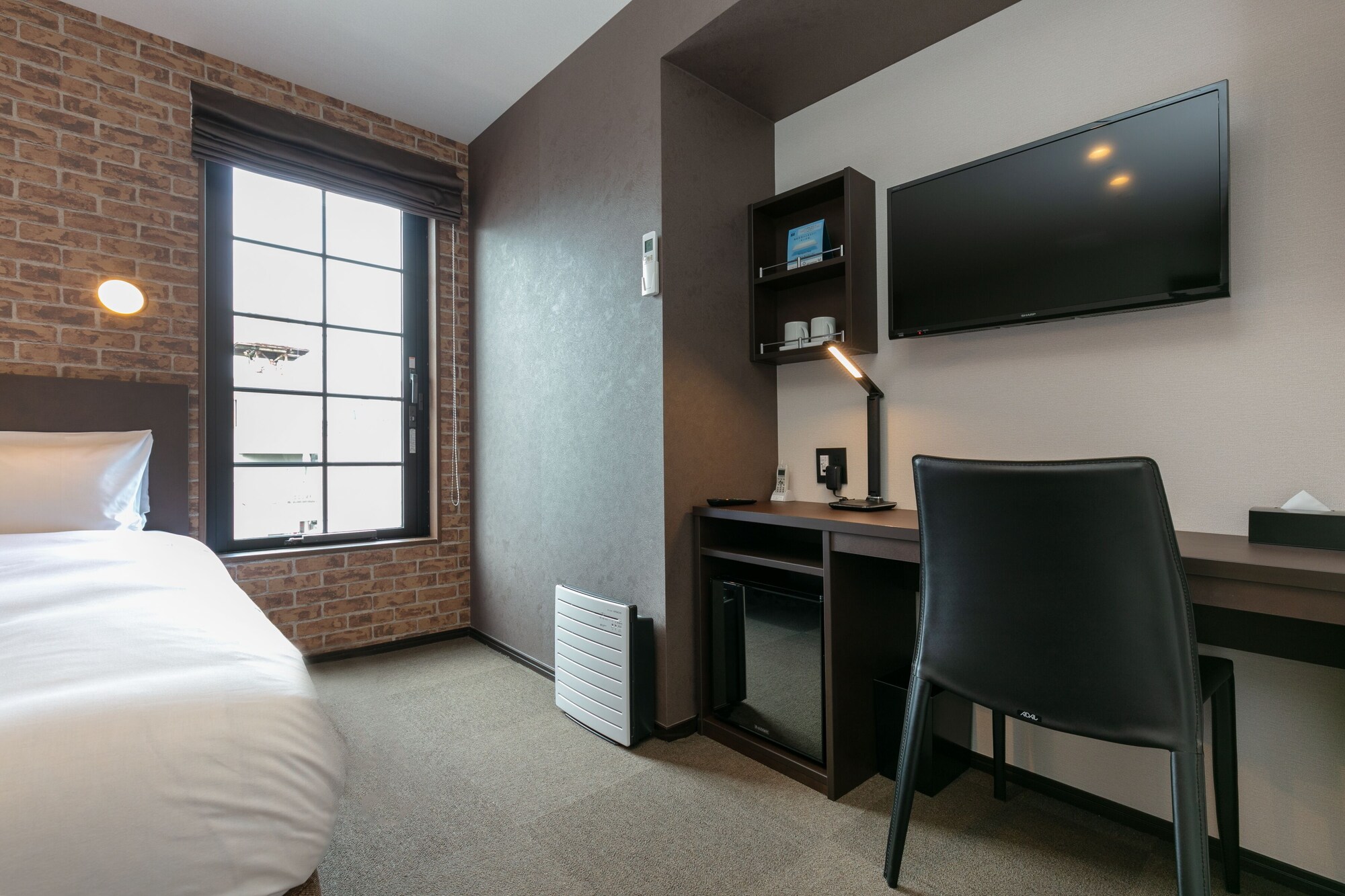 Sky, Tree, Twin Beds, with View 4/10