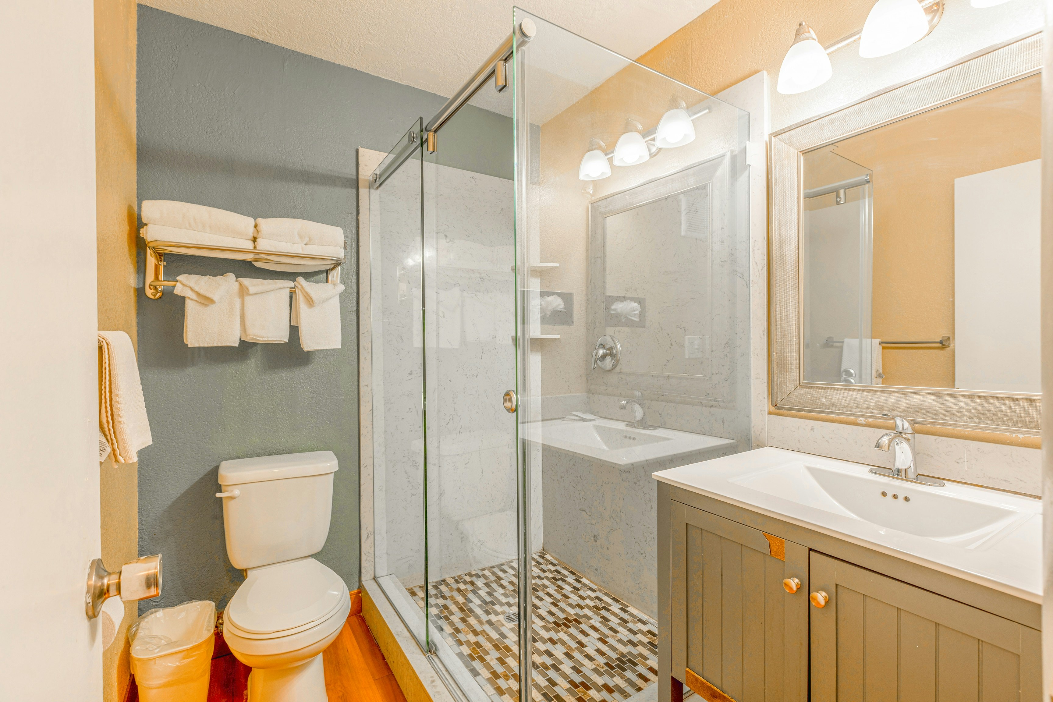 Hotel Avenida - Oceanside Camp Pendleton 26/30