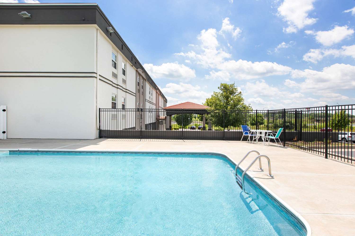 La Quinta Inn & Suites by Wyndham Blue Springs 28/31