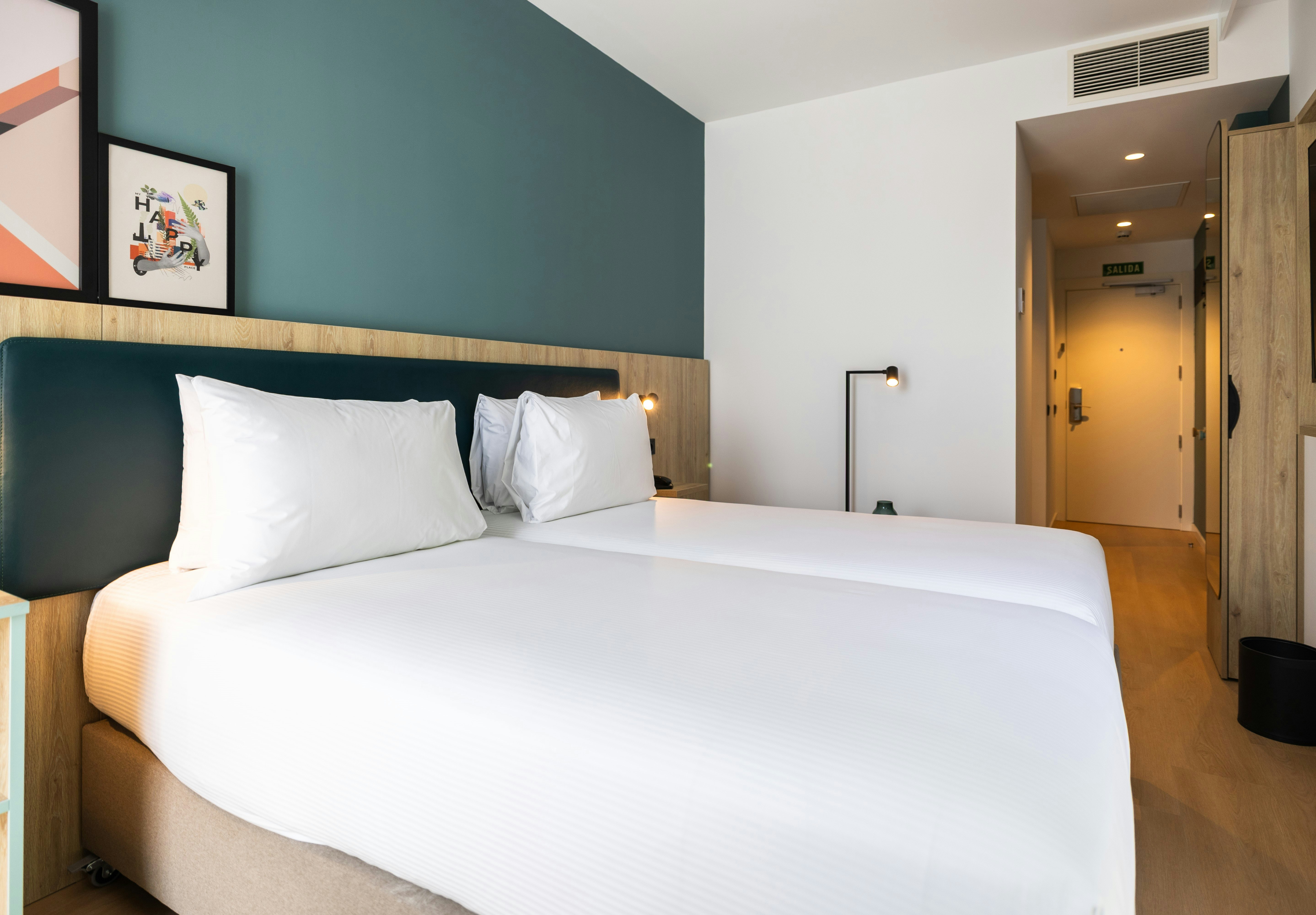ROOM, TWIN BEDS