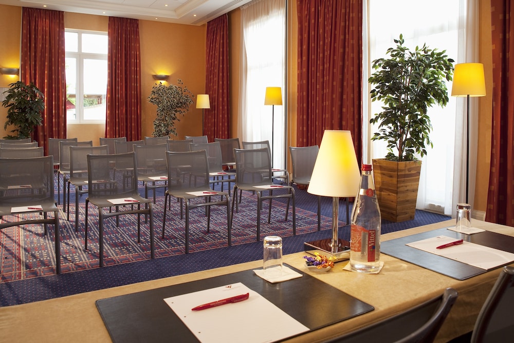 Grand Magic Hotel (ex Magic Circus) 68/86